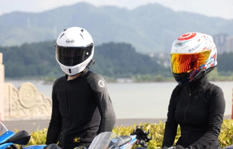 소음 차단 헬멧 블루투스 헤드셋이 현대 라이더에게 필수적인 이유: 깨끗한 사운드와 끊김 없는 연결 유지